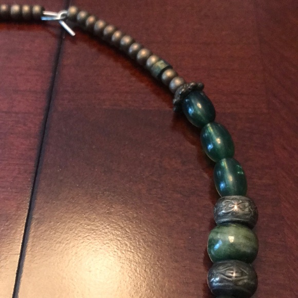 Beautiful green beaded choker & earrings - Picture 4 of 6